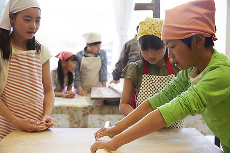 暑假学习烹饪的小孩们图片