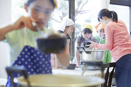 暑假学习烹饪的小孩们图片