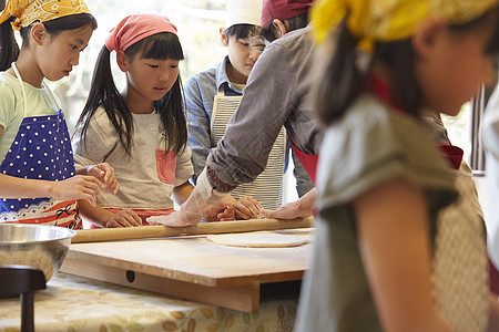 暑假学习烹饪的小孩们图片