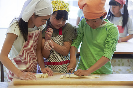 学校里学习做饭的小学生图片