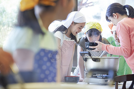 学校里学习做饭的小学生图片