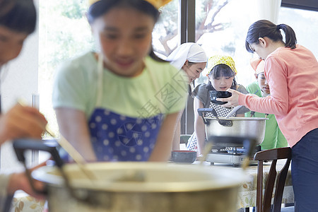 学校里学习做饭的小学生图片