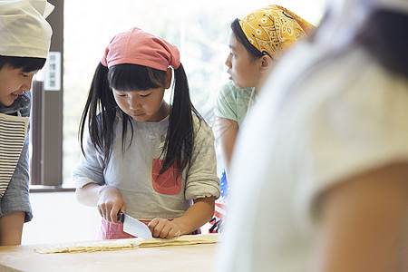 学校里学习做饭的小学生图片