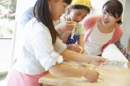 学校里学习做饭的小学生图片