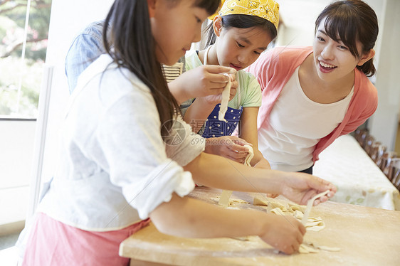 学校里学习做饭的小学生图片