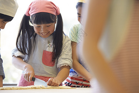 学校里学习做饭的小学生图片