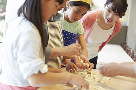 学校里学习做饭的小学生图片