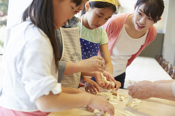 学校里学习做饭的小学生图片