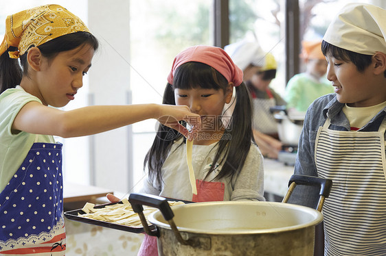 老师教小学生学做饭图片