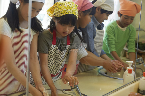 老师教小学生学做饭图片