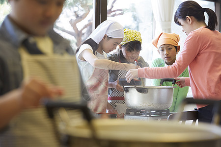 老师教小学生学做饭图片