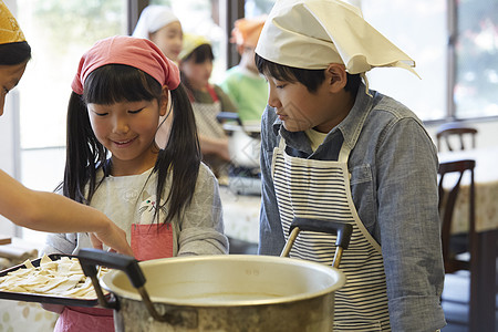 老师教小学生学做饭图片