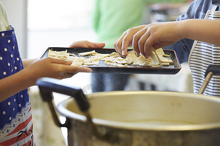 老师教小学生学做饭图片