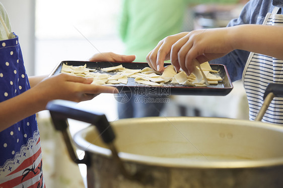 老师教小学生学做饭图片