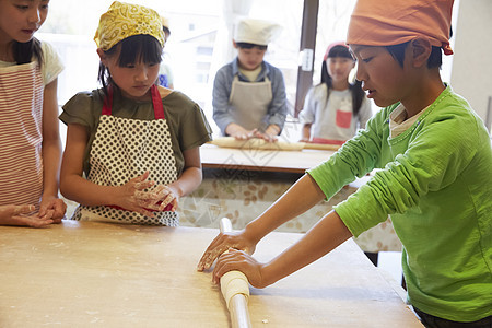 老师教小学生学做饭图片