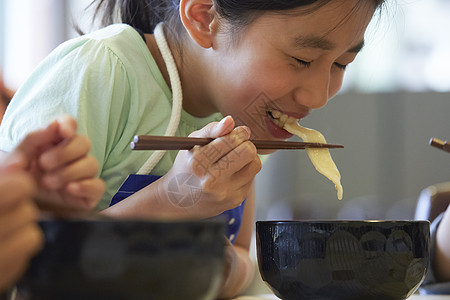 老师教小学生学做饭高清图片