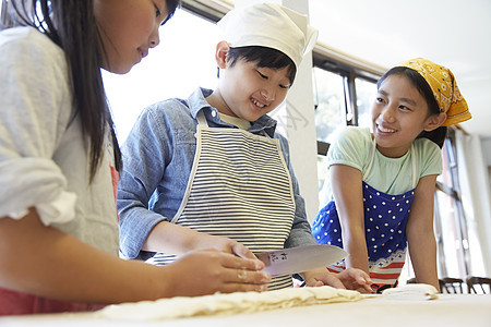 在学校学做饭的小学生图片