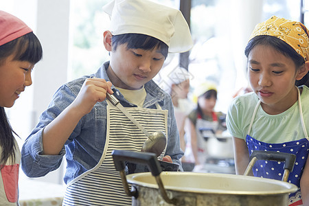 在学校学做饭的小学生图片