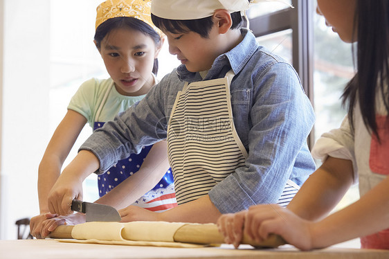 在学校学做饭的小学生图片