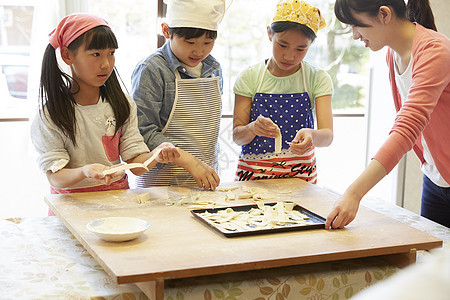 在学校学习烹饪的小学生图片