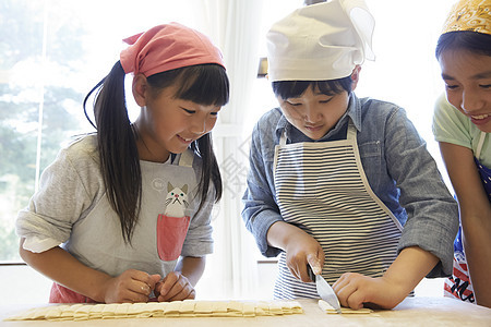 在学校学习烹饪的小学生图片