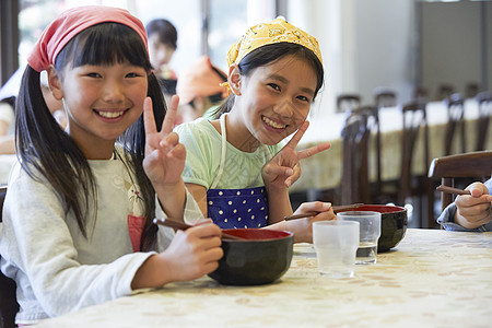 小学生在跟镜头比耶图片