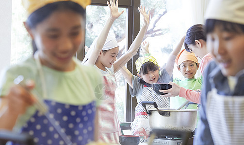 小学生在食堂学做饭图片