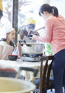 小学生在食堂学做饭图片