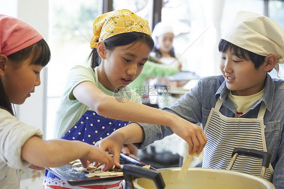 小学生在食堂学做饭图片