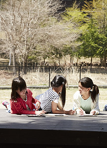 小学生在公园里写生图片