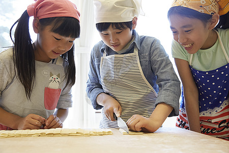 小学生在食堂学做饭图片