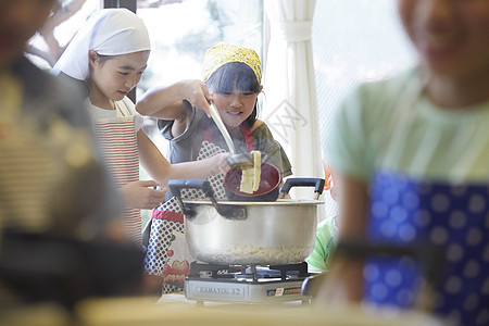 小学生在食堂学做饭图片