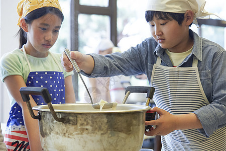 小学生在食堂学做饭图片