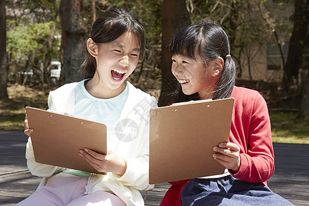 小学生在公园里写生图片