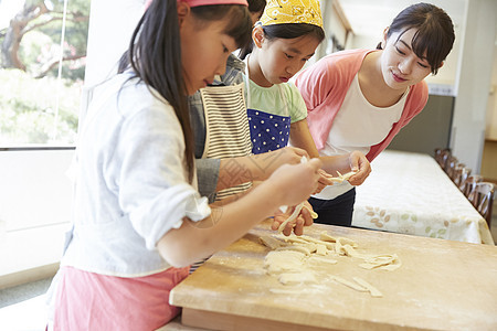 小学生在食堂学做饭图片