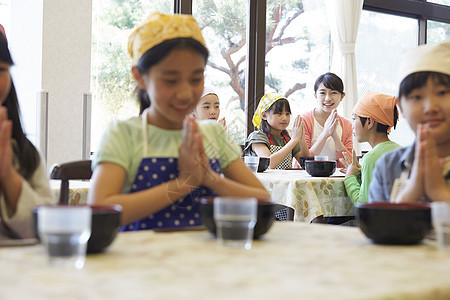 小学生在做餐前祈祷图片