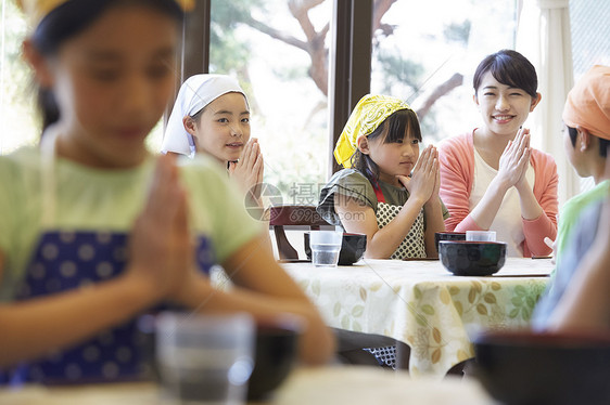 小学生在做餐前祈祷图片