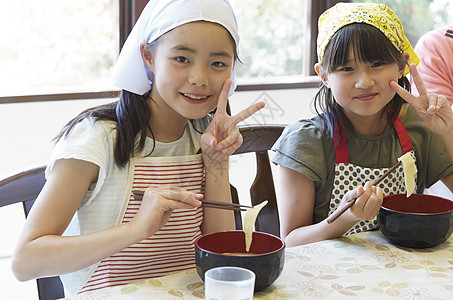 小学生在跟镜头比耶图片