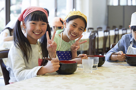 小学生在跟镜头比耶图片