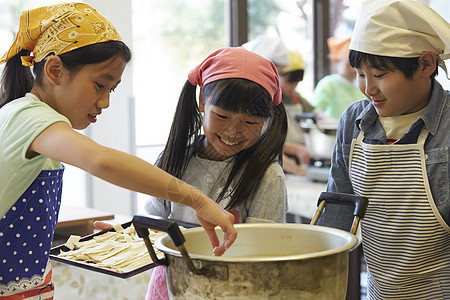 小学生在食堂学做饭图片