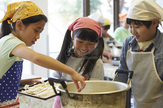 小学生在食堂学做饭图片