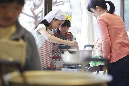 小朋友在自己学做饭图片