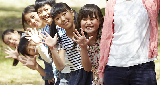 户外活动森林小朋友边玩游戏边跟镜头打招呼背景