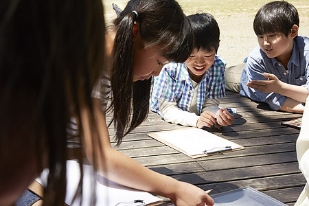 小学生在户外实践活动写生画画图片