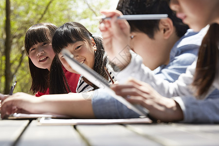 小学生在户外实践活动写生画画图片