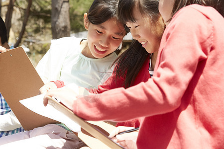 小学生在户外实践活动写生画画图片