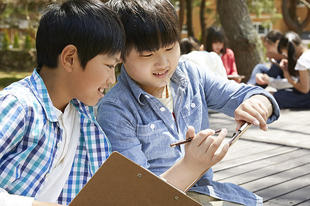 小学生在户外实践活动写生画画图片