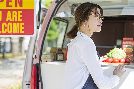 经营移动餐车的年轻女人图片