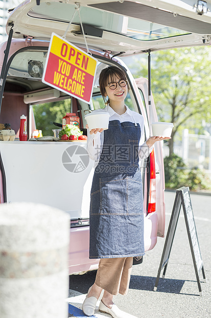 在厨房车工作的女人图片