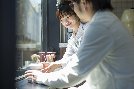 咖啡馆为客人送餐的女店员图片